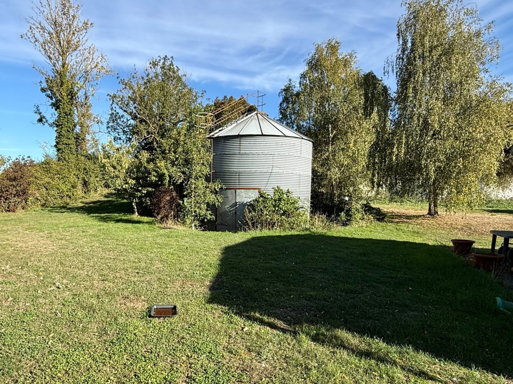 Lot: 103 - GRANARY AND OUTBUILDINGS ON APPROX 14 ACRES WITH FENCED PADDOCKS IN RURAL LOCATION - Silo